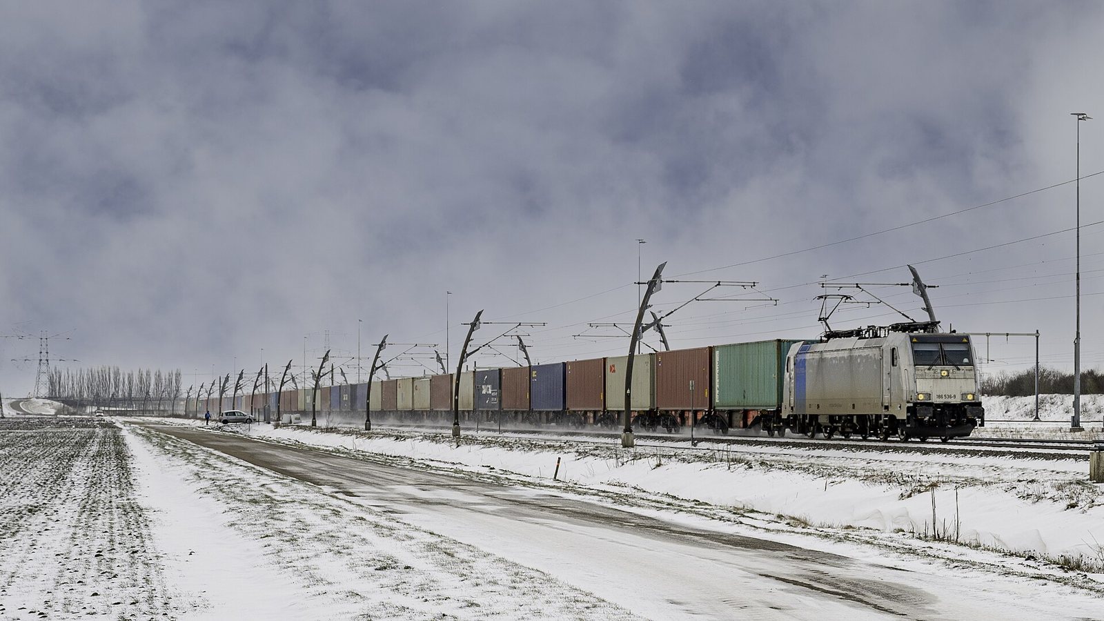 雪の中を走行するコンテナ貨物列車